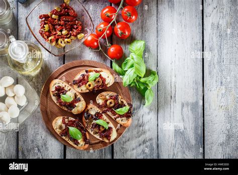 Aperitivo Bruschetta Con Tomates Secados Al Sol Aceitunas Y Mozarella