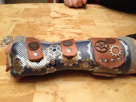 30 Creative Cast Designs That Prove You Can Still Look Cool With An Injury