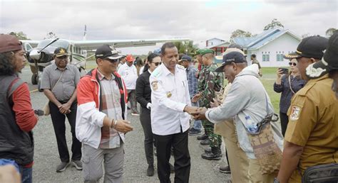 Pj Bupati Mappi Dampingi Pj Gubernur PPS Kunker Ke Distrik Suator