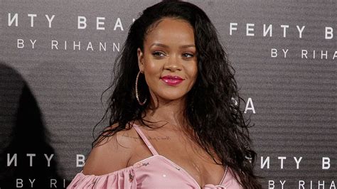 Súper sexy Rihanna lanza su nueva línea de lencería