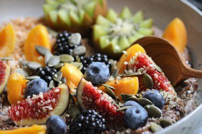 Buchweizen Porridge Mit Heidelbeeren Kokos Und Saisonalem Obst