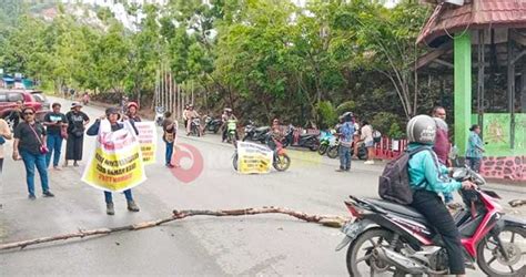 Masyarakat Adat Port Numbay Segel Gerbang Kantor Wali Kota Jayapura