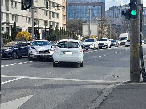 Accident Ntre Dou Ma Ini Pe Strada Teodor Mihali Din Cluj Napoca Foto