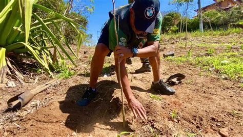 Moto Clube de Búzios realiza ação de plantio de mudas na Praia do Forno