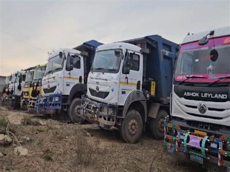 17 Dumpers Worth Rs 7 Crore Filled With Gravel Seized बजरी भर रहे 7