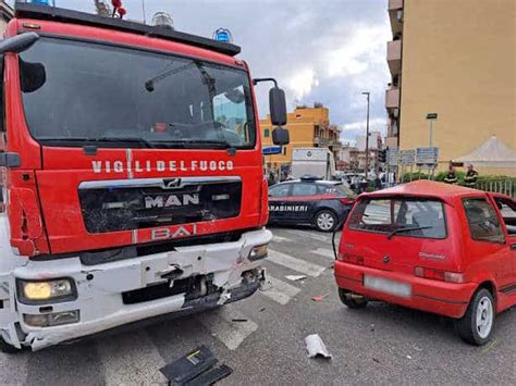 Messina Grave Incidente Sul Viale Gazzi Camion Dei Vigili Del Fuoco