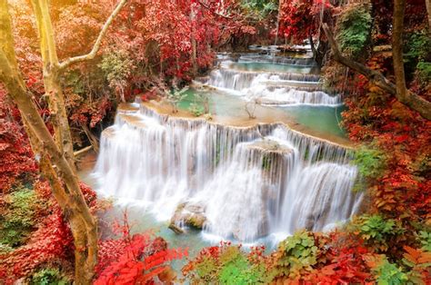 Cascada de bosque profundo en escena de otoño en el parque nacional