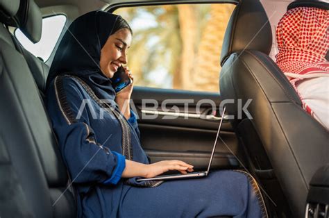 رجل عربي خليجي سعودي يقوم بقيادة السيارة، خدمة توصيل الركاب، سيدة اعمال