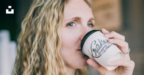 Femme En Chemise Blanche à Manches Longues Tenant Une Tasse En