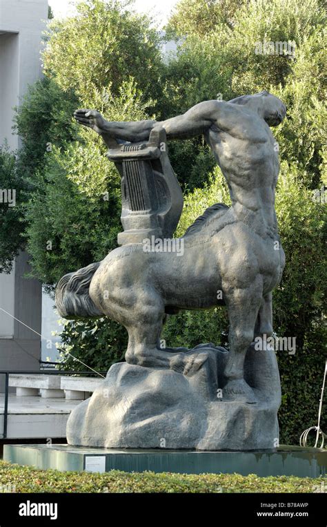 La estatua de un centauro arpa en Atenas Fotografía de stock Alamy