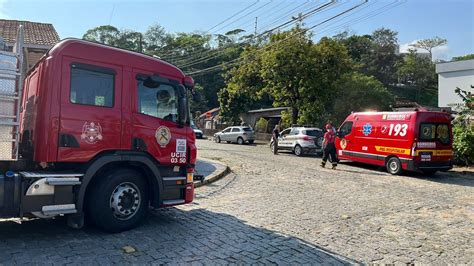 Fotos Mulher Encaminhada Ao Hospital Ap S Acidente Entre Dois