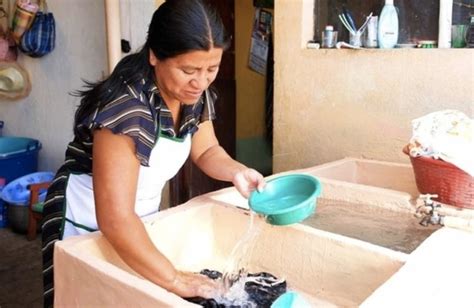 Mujeres contribuyen 2 6 veces más que los hombres en labores del hogar