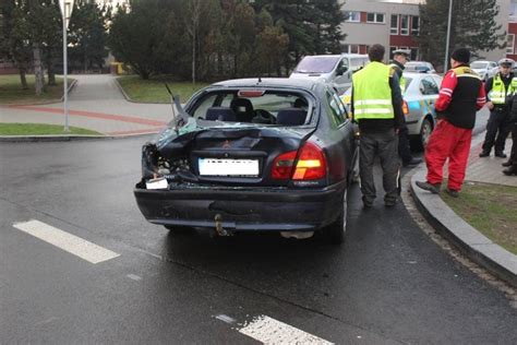 Sra En Chlapec Na P Echodu I St Et Tramvaje S Osobn M Autem Krimi Plze