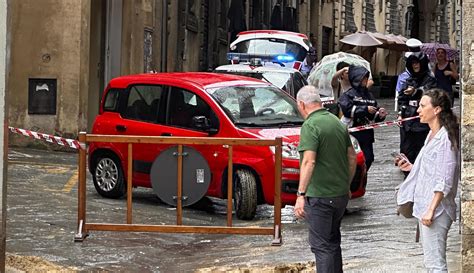 Tenta Di Entrare In Piazza Con Lauto Denunciato Uomo Positivo All