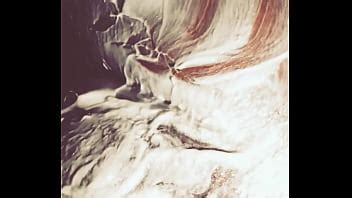 Un homme local excité verse de la glace sur son cul et sa bite XVIDEOS