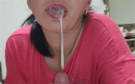 MILF mature pipe baveuse et éjaculation énorme dans la bouche xHamster