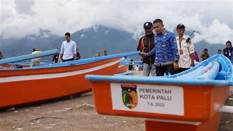 Hadianto Rasyid Serahkan Perahu Untuk Nelayan Teluk Palu Harian