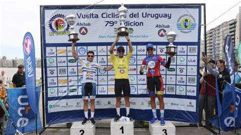 Juan Caorsi del equipo Armonía de Fray Bentos ganó la Vuelta Ciclista