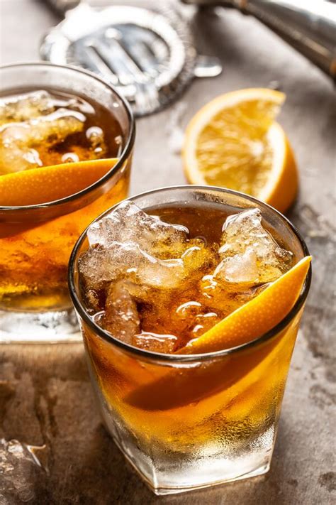 Cocktail Di Negroni Di Vecchio Stile Con Arancione Sul Bancone Del Bar