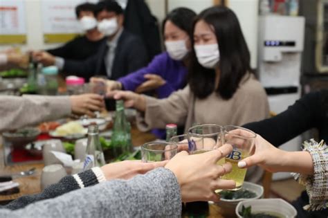 위드 코로나 첫날 오후 6시까지 전국 16개 시·도 확진자 1136명 한국경제