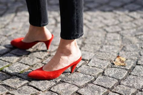 Con Un Paio Di Scarpe Rosse Per Lestate Migliori Lumore E Lo Stile