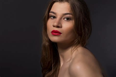 Brunette Jeune Mannequin Aux épaules Nues Gros Plan Photo Premium