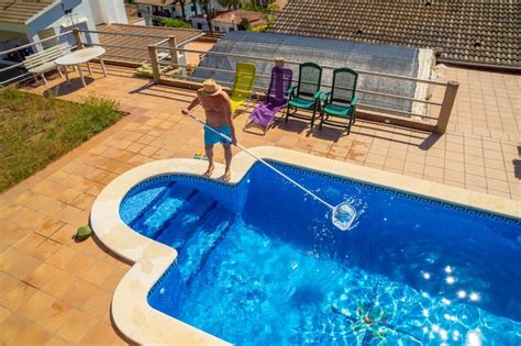 Hombre Con Sombrero De Paja Vestido Con Ba Adores Limpiando Su Piscina