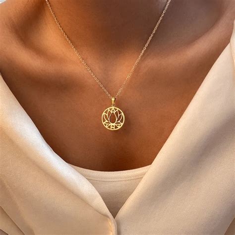 Collier médaille fleur de lotus L ATELIER TRENDY