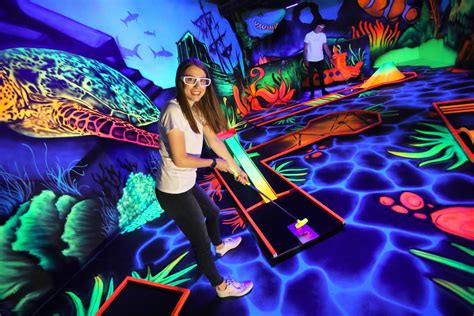 BLACKLIGHT MINIGOLF INDOOR MURTAL Action Bei Jedem Wetter