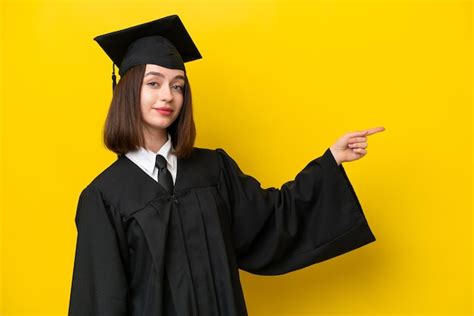 Mulher Ucraniana Jovem Graduada Na Universidade Isolada Em Fundo