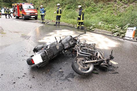 Unfall auf der B50 bei Bernkastel Zwei Motorräder brennen nach