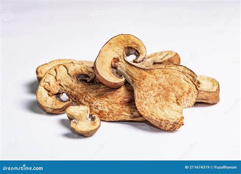 Hongos Secos Boletus Edulis Aislados En Fondo Blanco Imagen De Archivo