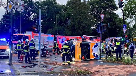 Witten Rentnerin Rammt Mit Auto Rettungswagen An Kreuzung