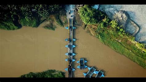 Untung Rp25 Juta Sehari Begini Cerita Di Balik Jembatan Perahu Viral