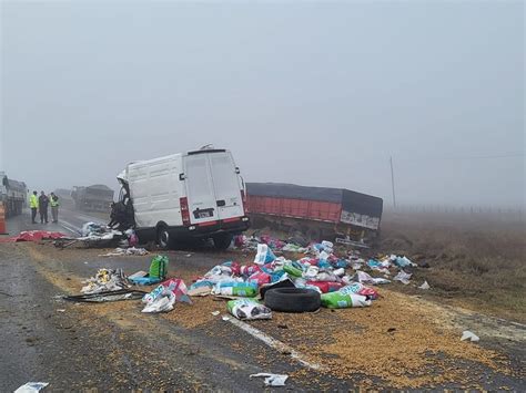 Olavarr A Tr Gico Choque Entre Una Combi Y Un Cami N En La Ruta