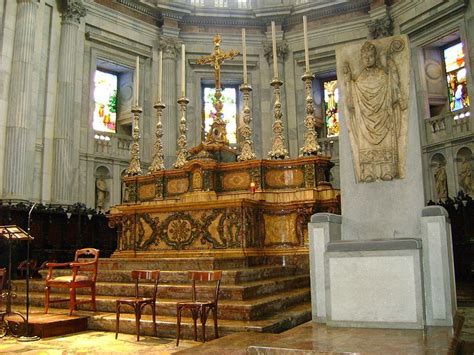 Duomo Di Como L Altare Maggiore Barocco E La Cattedra