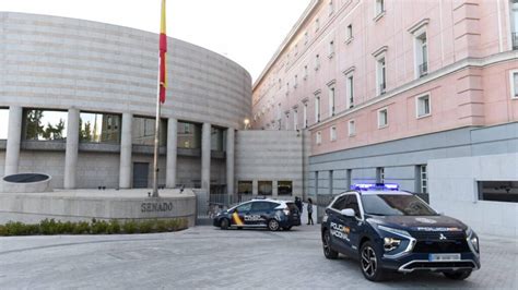 Dos Activistas De Femen Se Encadenan En El Senado Para Exigir La