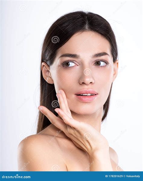 Portr T Der Sch Nen Jungen Brunette Frau Mit Sauberem Gesicht Sch Nes Gesicht Der Jungen