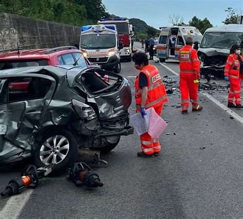 Incidente sulla Trignina scontro tra auto è furgone un morto e tre