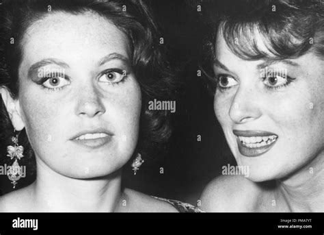 Maureen Ohara And Her Daughter Bronwyn Fitzsimons Circa 1967© Jrc The Hollywood Archive All