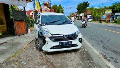 Kecelakaan Di Blitar Truk Tabrak Minibus Orang Luka Luka