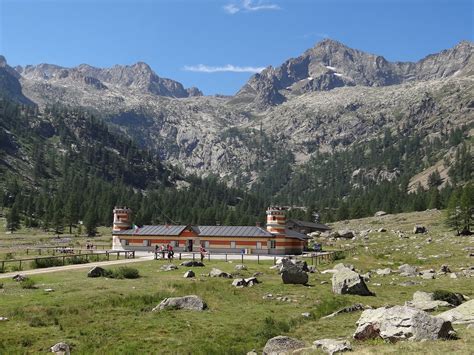 Refuge De Valasco Difice Incongru Dans Ce Paysage Camptocamp Org