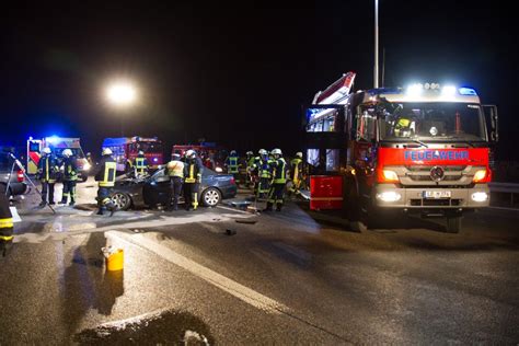 Sperrung Der A Nach Schwerem Unfall Mit Zwei Schwerverletzten