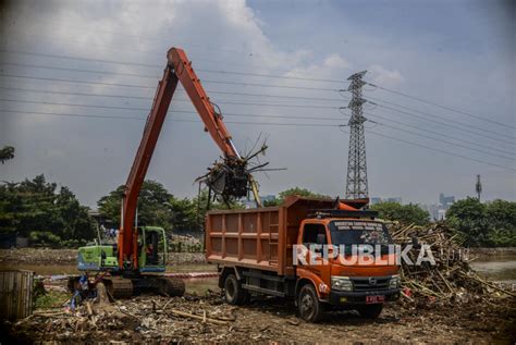 Program Gerebek Lumpur Keruk Sedimen Di Banjir Kanal Barat Republika