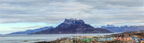 Panorama Samotnych Dom W Eskimos W Na Wybrze U Na Przedmie Ciach Nuuk Z