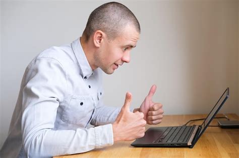 Joven Feliz Muestra Un Gesto De Me Gusta O Pulgar Hacia Arriba Mientras