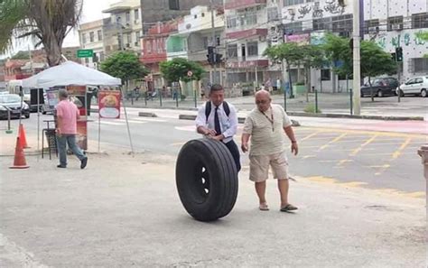 Roda de ônibus do BRT se solta e para do outro lado na rua durante