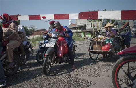 TEROBOS PERLINTASAN KERETA API ANTARA Foto