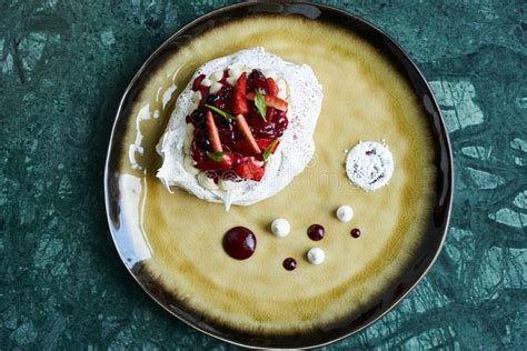 Torta Del Merengue De Pavlova Con Las Bayas Y La Crema Frescas De Las