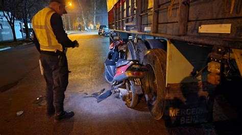 Un joven quedó inconsciente al chocar su moto contra un acoplado